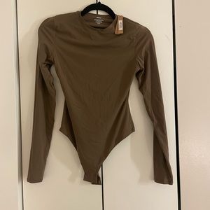 SKIMS FITS EVERYBODY LONG SLEEVE CREW NECK BODYSUIT